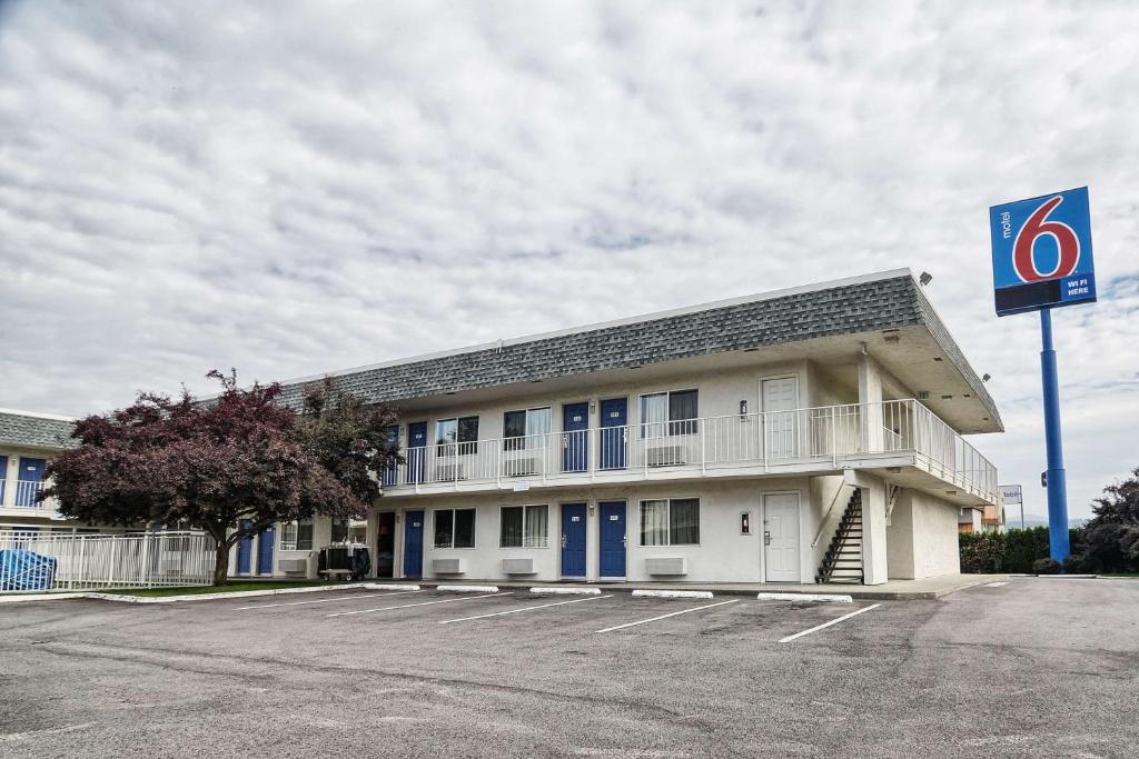 un edificio con un estacionamiento delante de él en Motel 6-Coeur D'Alene, ID, en Coeur d'Alene