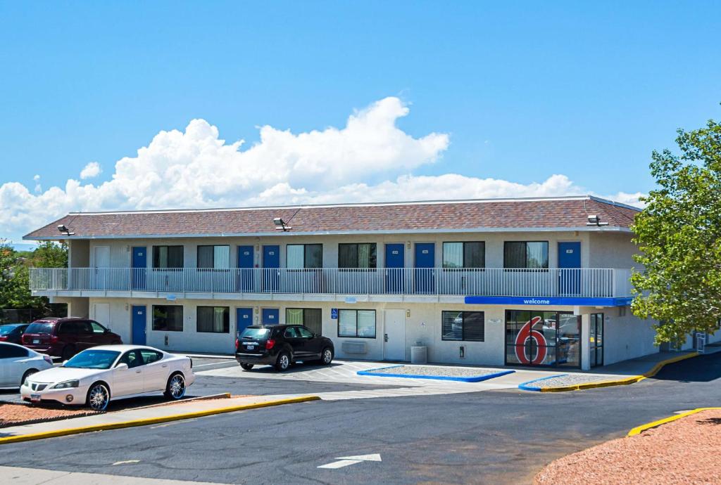 普韋布洛的住宿－Motel 6-Pueblo, CO - I-25，停车场内有车辆的建筑物