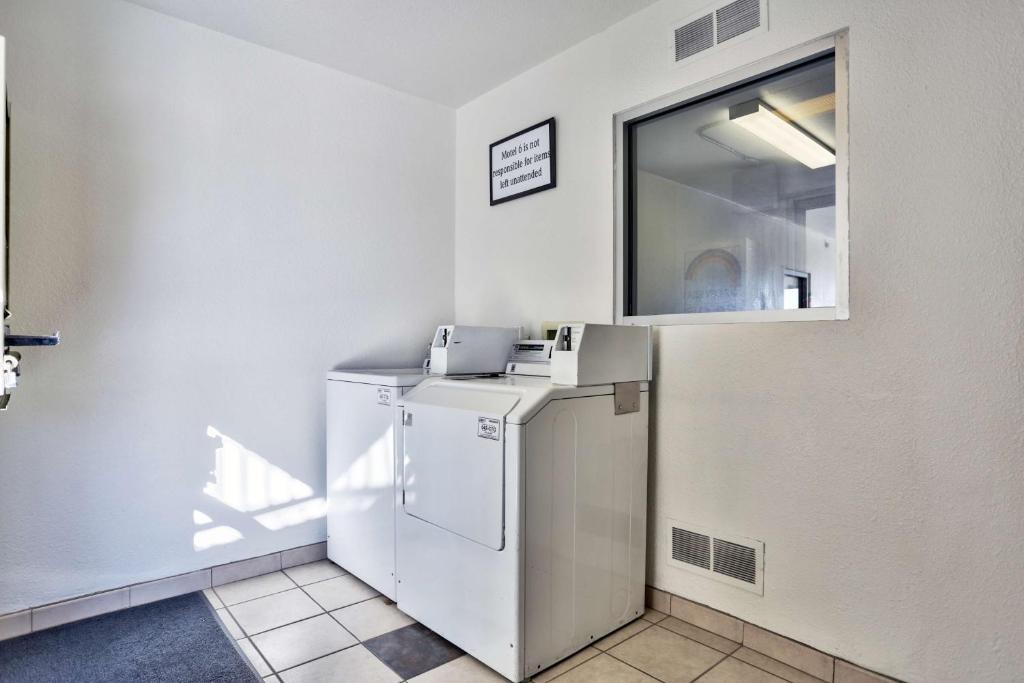 Kuchyň nebo kuchyňský kout v ubytování Motel 6-Flagstaff, AZ - Butler