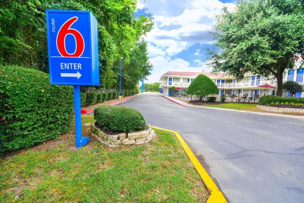 a enter sign on the side of a road at Motel 6-Huntsville, TX in Huntsville