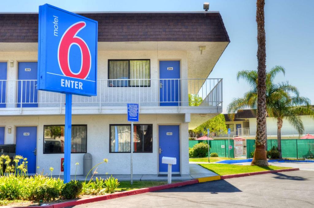 un edificio con un cartel para la posada en Motel 6-Santa Nella, CA - Los Banos - Interstate 5, en Santa Nella