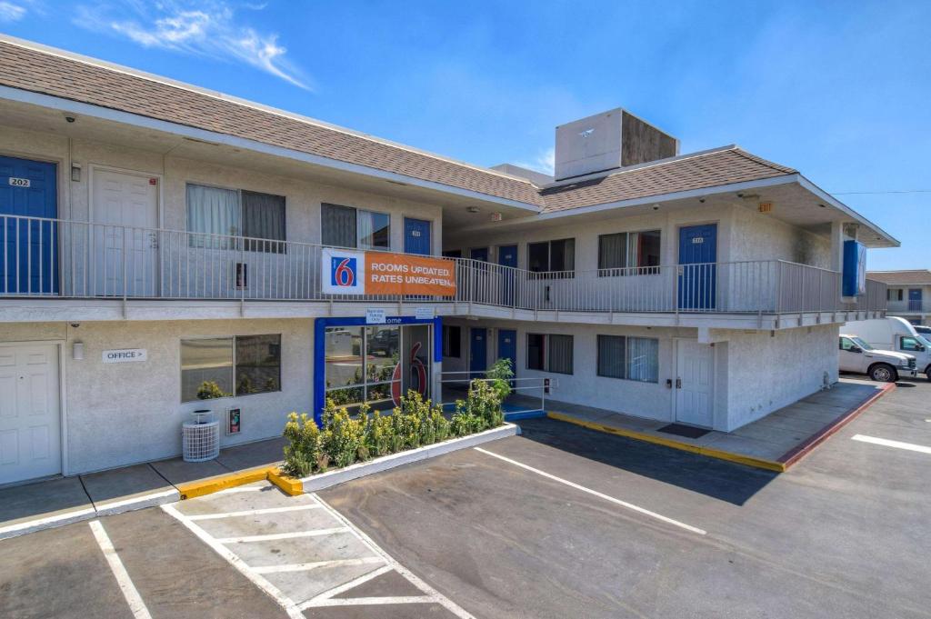 a hotel with a parking lot in front of it at Motel 6-Jurupa Valley, CA - Riverside West in Rubidoux