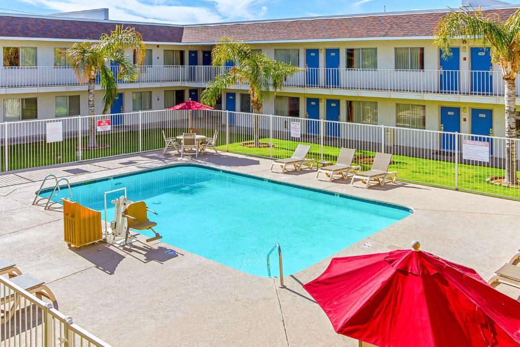 Bazén v ubytování Motel 6-Phoenix, AZ - North Bell Road nebo v jeho okolí