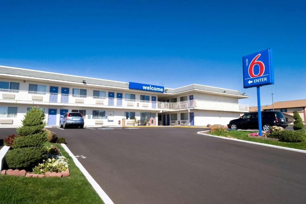 un hôtel avec un parking en face dans l'établissement Motel 6-Pendleton, OR, à Pendleton