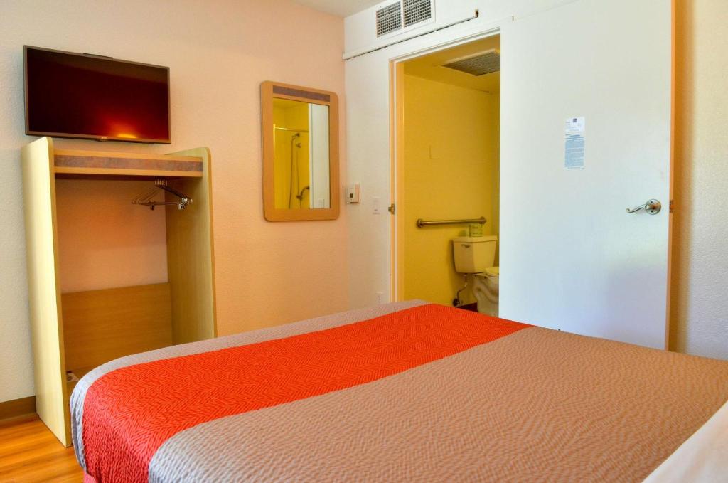Motel 6 - Santa Nella, on i-5 photo