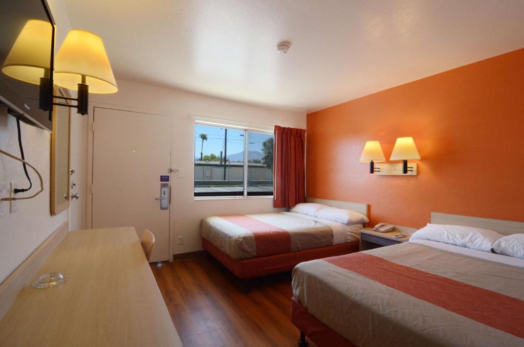 Postel nebo postele na pokoji v ubytování Motel 6-Indio, CA - Palm Springs