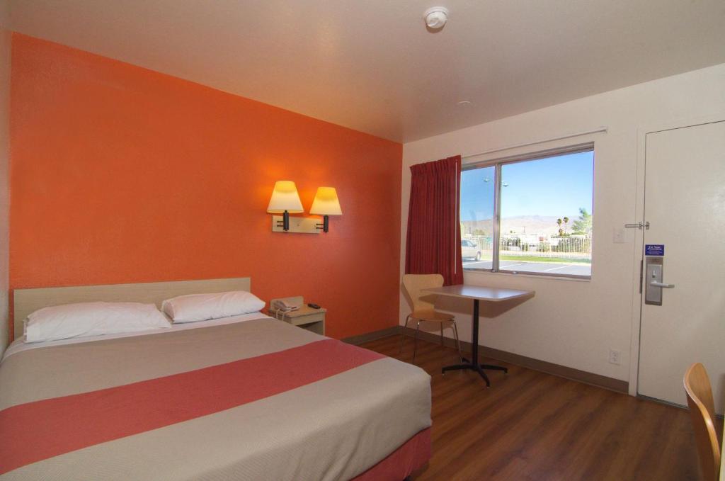 Postel nebo postele na pokoji v ubytování Motel 6-Indio, CA - Palm Springs