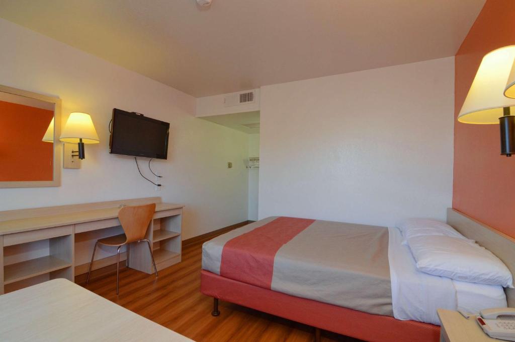 Postel nebo postele na pokoji v ubytování Motel 6-Indio, CA - Palm Springs