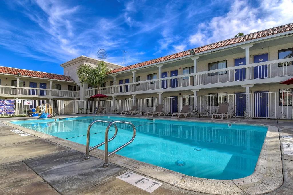 Motel 6-Carlsbad, CA Beachの敷地内または近くにあるプール