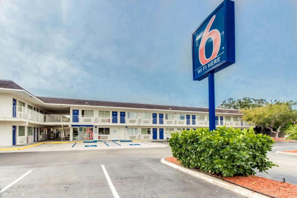 a hotel with a sign in front of a parking lot at Motel 6-Venice, FL in Venice