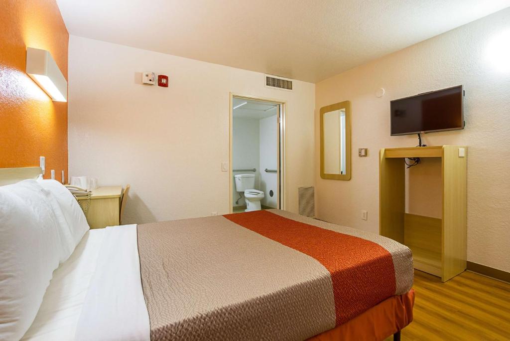 TV a/nebo společenská místnost v ubytování Motel 6 Mesa North