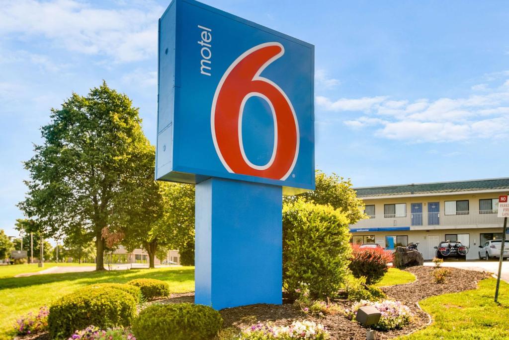 a sign for a gas station in front of a building at Motel 6-Lenexa, KS - Kansas City Southwest in Lenexa