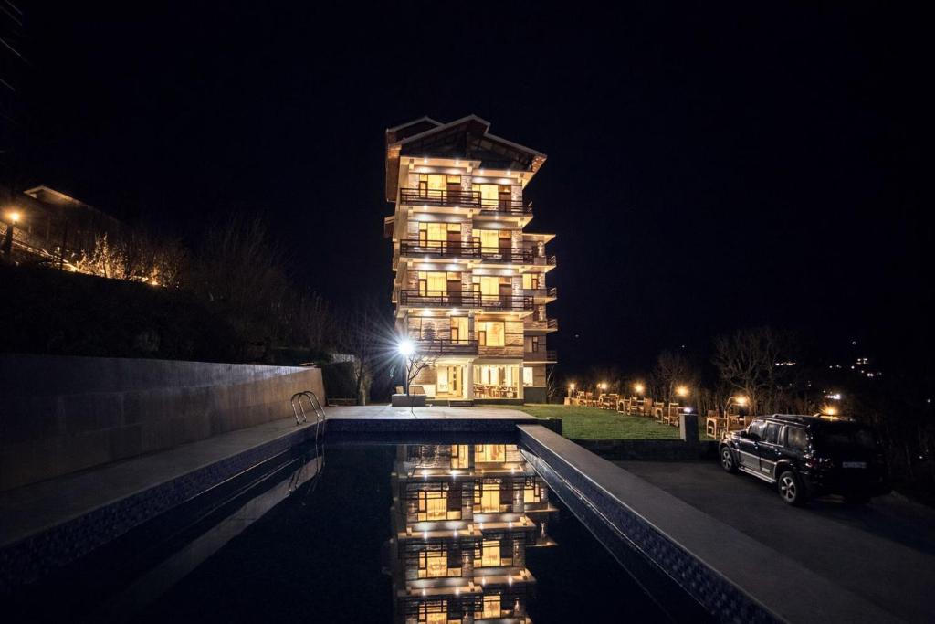 Tòa nhà nơi resort tọa lạc