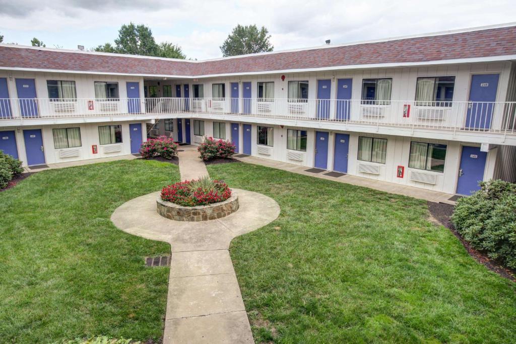 Vista anterior de un edificio con patio en Motel 6-Elkton, MD, en Elkton