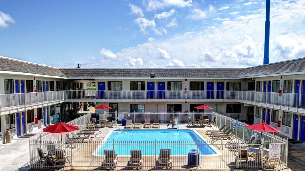 Pemandangan kolam renang di Motel 6-Slidell, LA - New Orleans atau di dekatnya