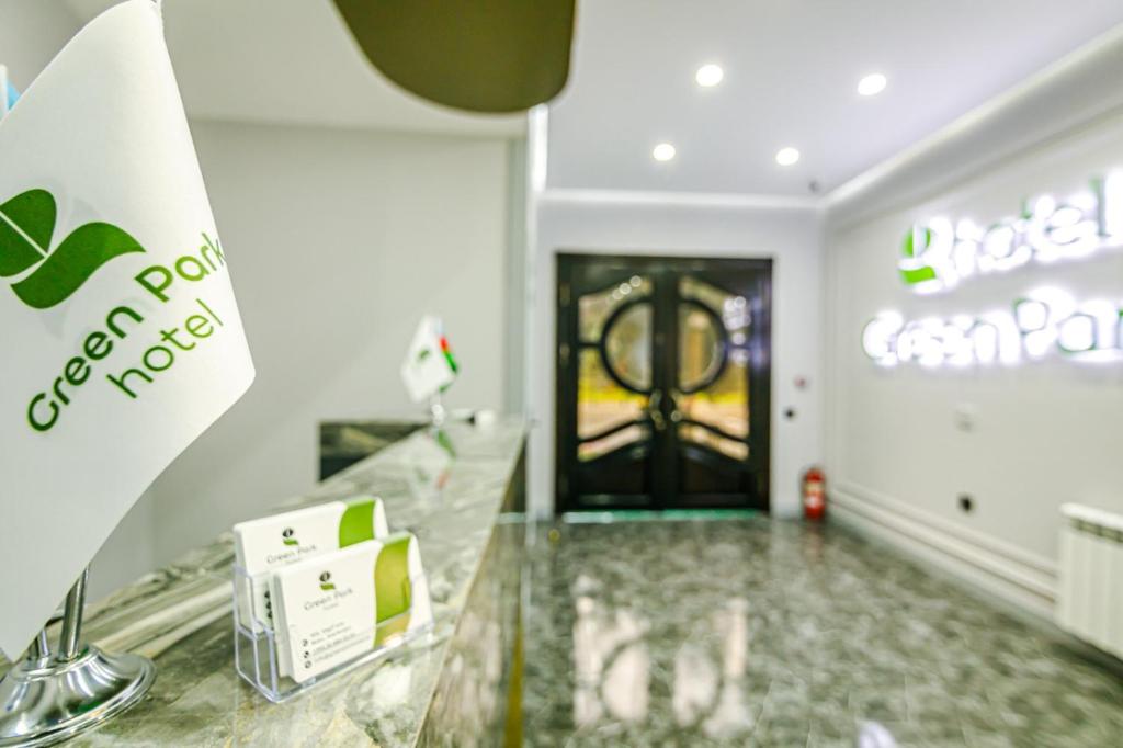 Et logo, certifikat, skilt eller en pris der bliver vist frem på GREEN PARK HOTEl