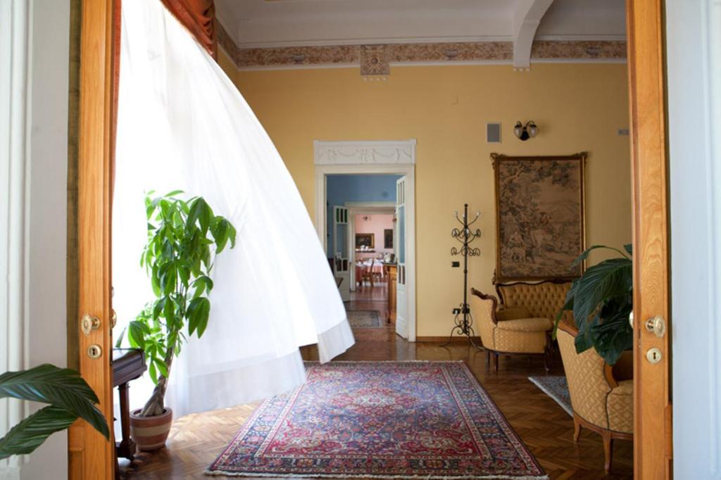 Ein Hochzeitsschleier hängt im Wohnzimmer in der Unterkunft Hotel Progresso in San Benedetto del Tronto