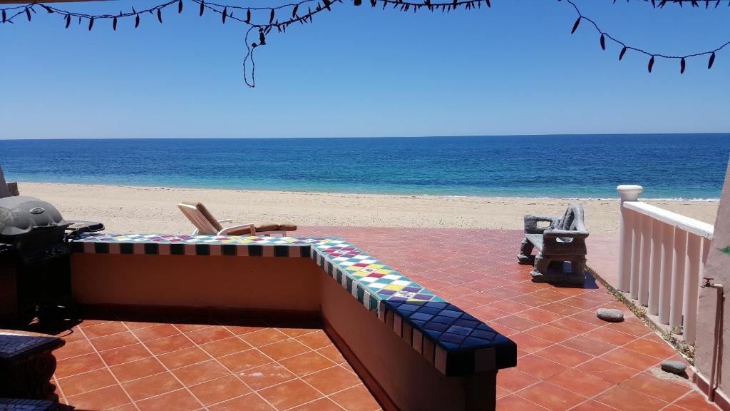 una panchina sulla spiaggia con l'oceano sullo sfondo di Casa Escuela a Puerto Peñasco