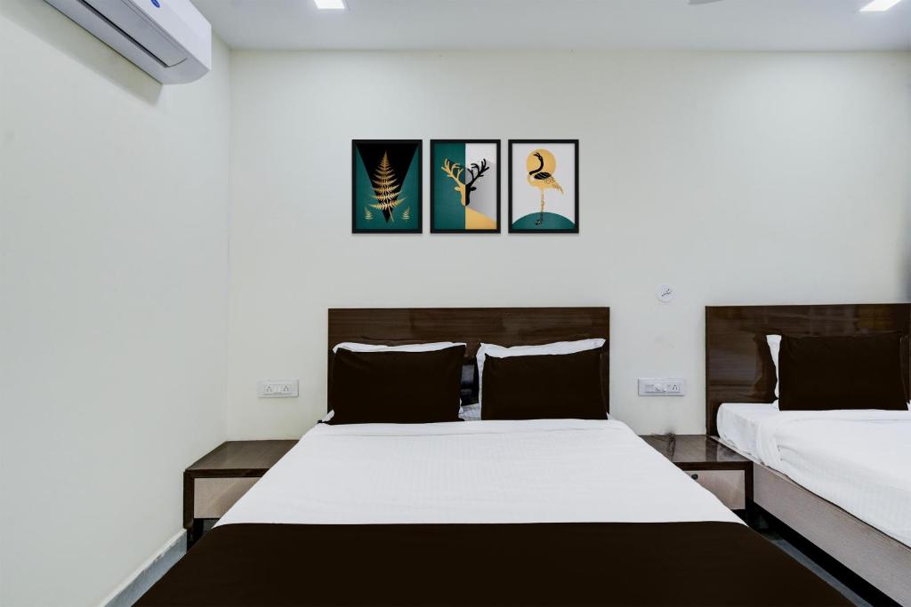 En eller flere senge i et værelse på Hotel O Vijaya Grand