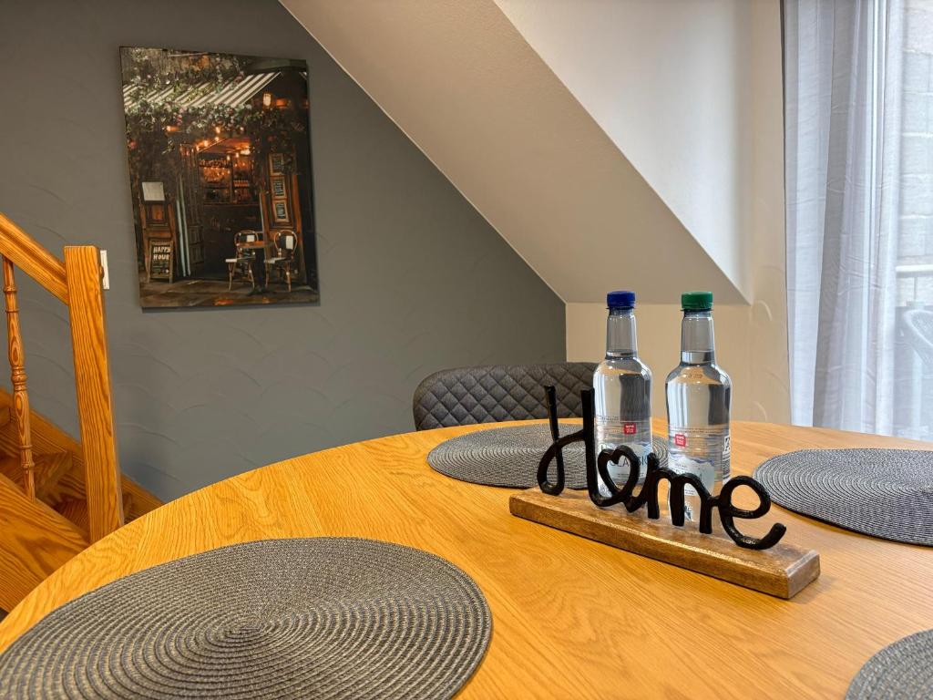 two bottles of wine sitting on a wooden table at Ferienwohnung Aischgrund 75qm Nähe Nürnberg Bamberg Steigerwald in Lonnerstadt