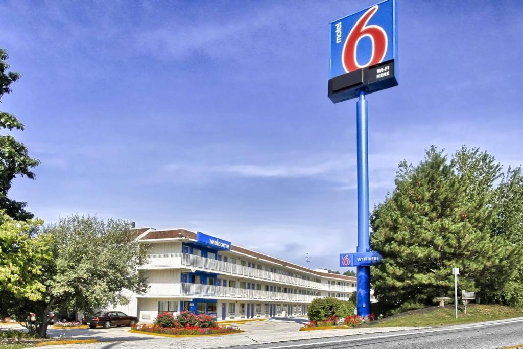 a building with a sign in front of it at Motel 6-New Cumberland, PA - Harrisburg - Hershey South in New Cumberland