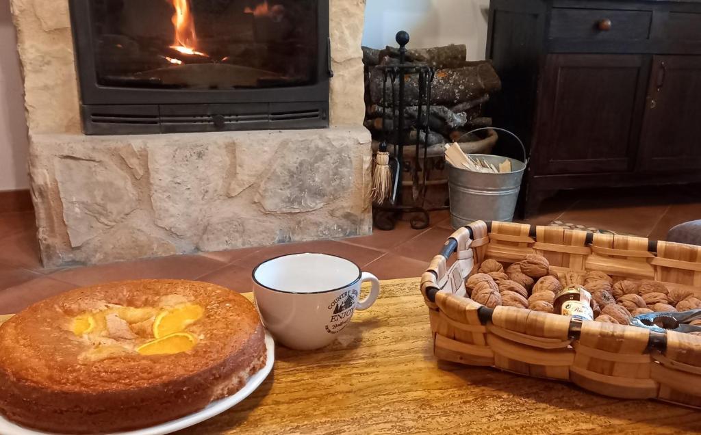 ein Tisch mit einem Kuchen und einem Korb mit Nüssen in der Unterkunft Casa Rural LAS ABUBILLAS in Mirabueno