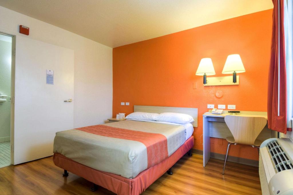 Motel 6-San Dimas, CA - Los Angeles - 1 Cama Tamaño Queen | Estacionamiento Gratuito