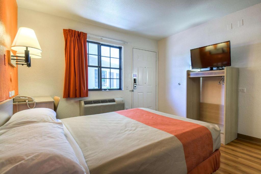Motel 6-San Dimas, CA - Los Angeles - 1 Doppelbett |  ADA/Wanne|  Kostenloses Parken