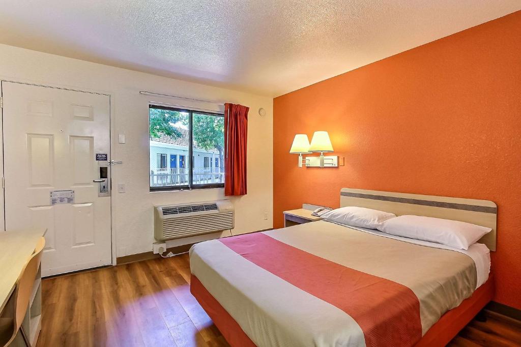 Motel 6-Fremont, CA - North - Deluxe Suite