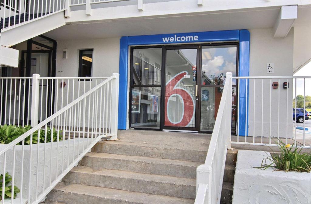 a welcome sign in the door of a store at Motel 6-Middleburg Heights, OH - Cleveland in Middleburg Heights