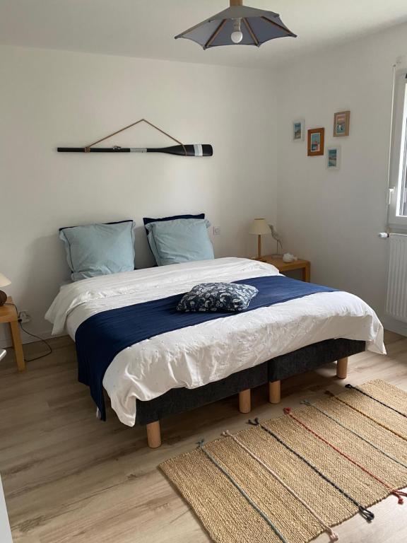 En eller flere senge i et værelse på maison 9 personnes, 4 chambres,pacé,10mn de Rennes