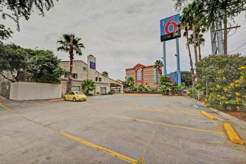 Motel 6-San Antonio, TX - Downtown - Market Square في سان انطونيو: موقف سيارات فارغ مع سيارة كورية أوريانو أوريانو