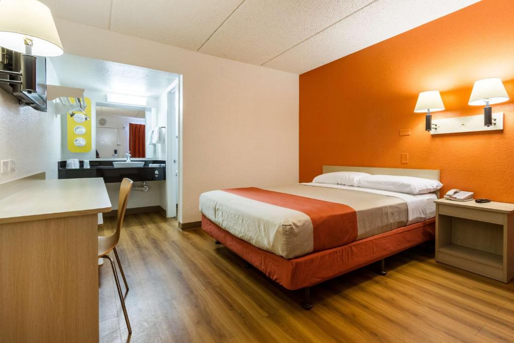 Postel nebo postele na pokoji v ubytování Motel 6 Tempe, AZ Phoenix Airport Priest Dr