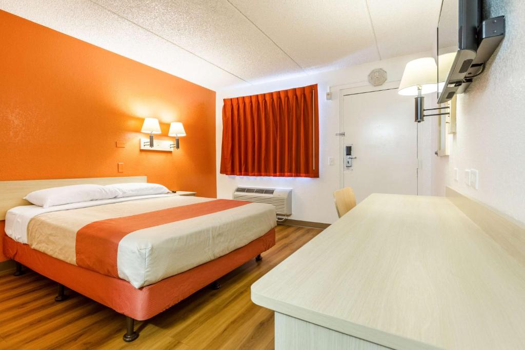 Postel nebo postele na pokoji v ubytování Motel 6 Tempe, AZ Phoenix Airport Priest Dr