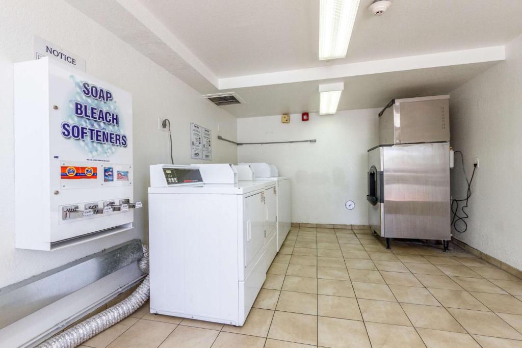 Kuchyň nebo kuchyňský kout v ubytování Motel 6 Tempe, AZ Phoenix Airport Priest Dr