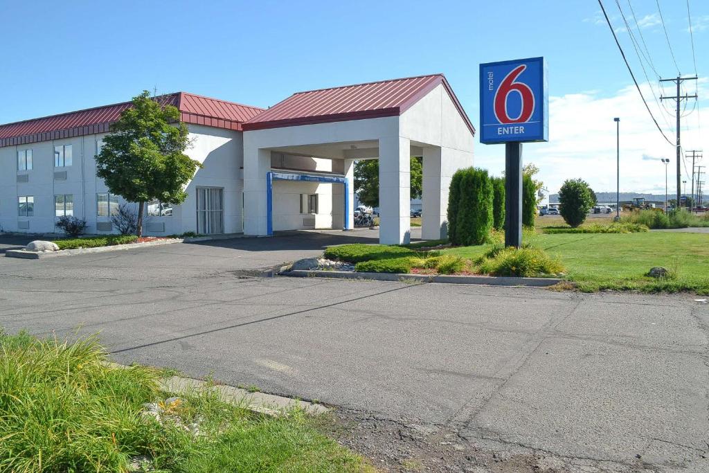 ein Parkzeichen vor einem Gebäude in der Unterkunft Motel 6-Billings, MT - North in Billings