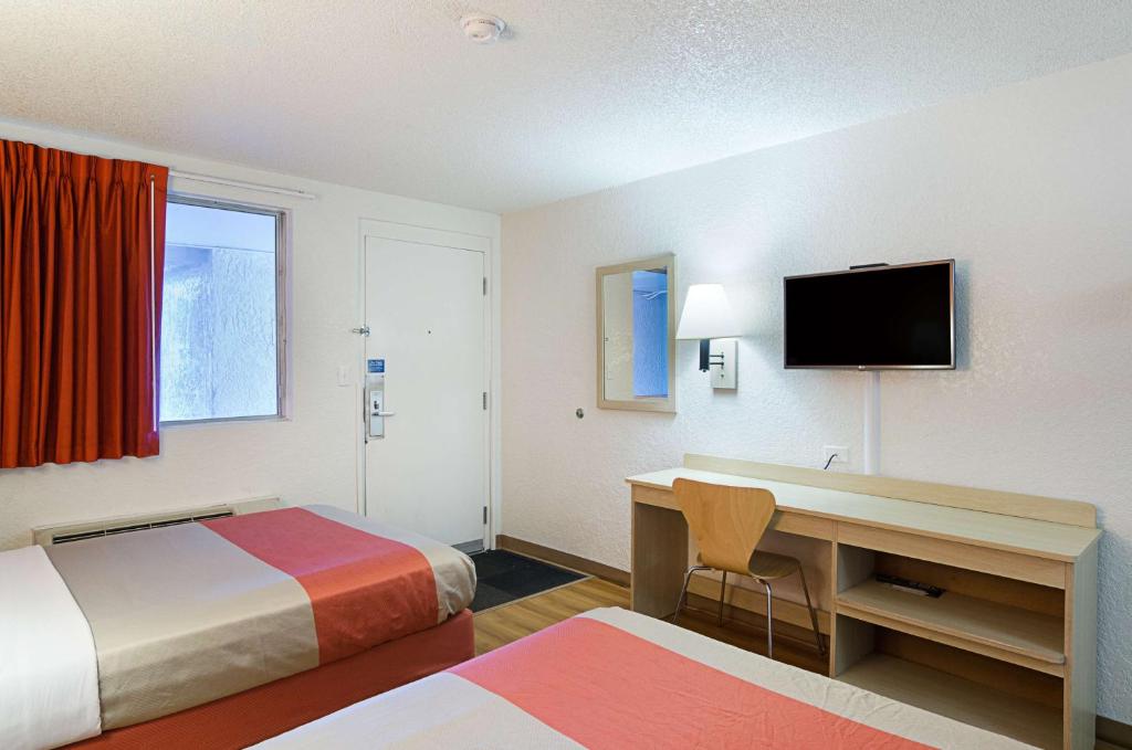 Motel 6- Denver, CO Downtown - Quadruple Room - Acceso A La Discapacidad - Enrolle La Ducha