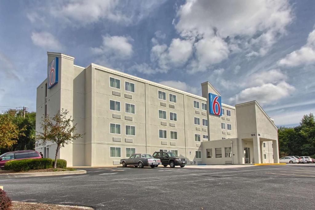 a large building with cars parked in a parking lot at Motel 6-York, PA - North in York