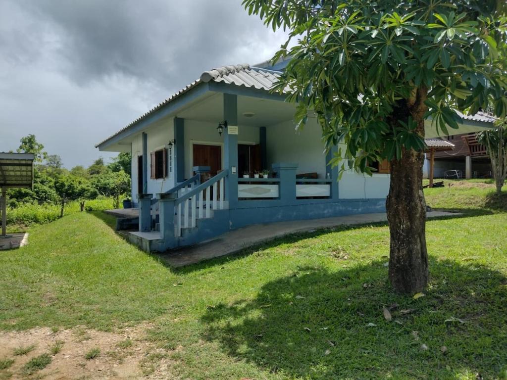 una piccola casa con un albero di fronte di 2BR Local House Abode a Pai