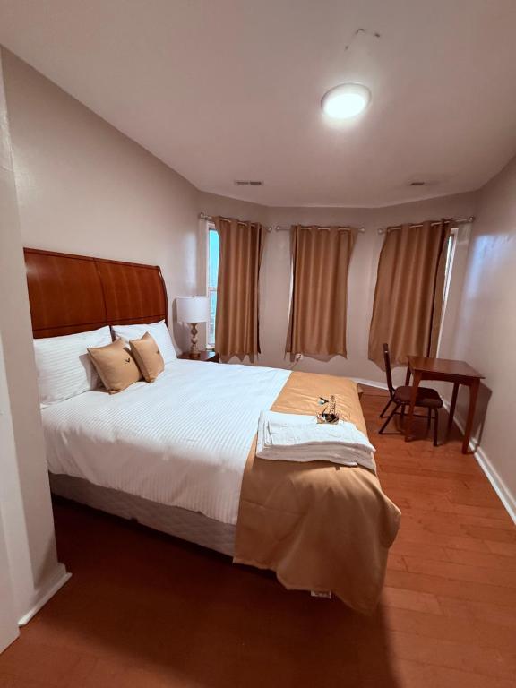 een slaapkamer met een groot bed en een tafel bij Eagle Pamir Guest House in New Haven