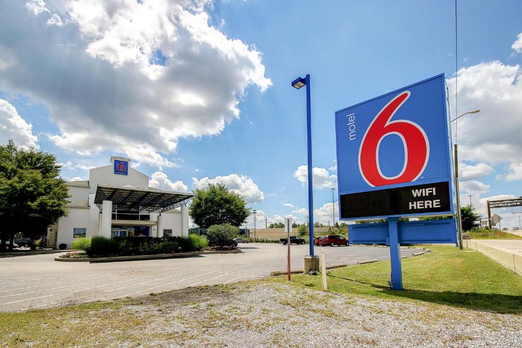 una señal de Walmart delante de un estacionamiento en Motel 6-King Of Prussia, PA - Philadelphia, en King of Prussia