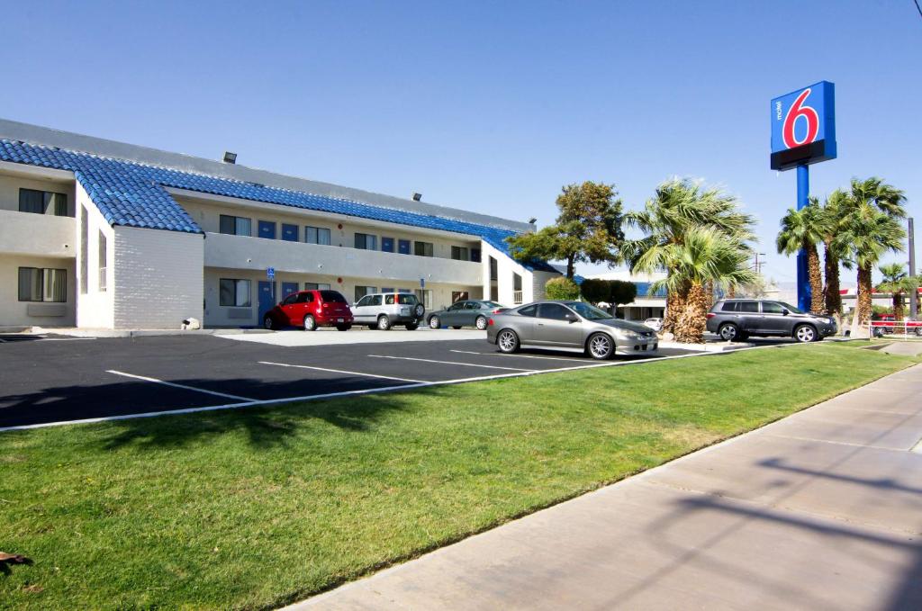 ein Hotel mit Autos auf einem Parkplatz in der Unterkunft Motel 6-North Palm Springs, CA - North in North Palm Springs