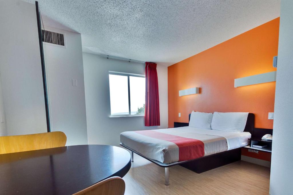 Motel 6-Lewisville, TX - Dallas - Queen Room