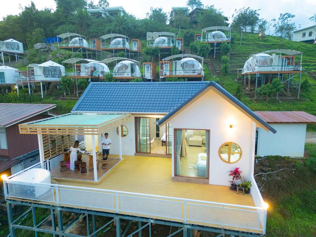 een maquette van een huis op een drijvend platform bij เดอะโดมโฮมสเตย์ ม่อนแจ่ม in Mon Jam