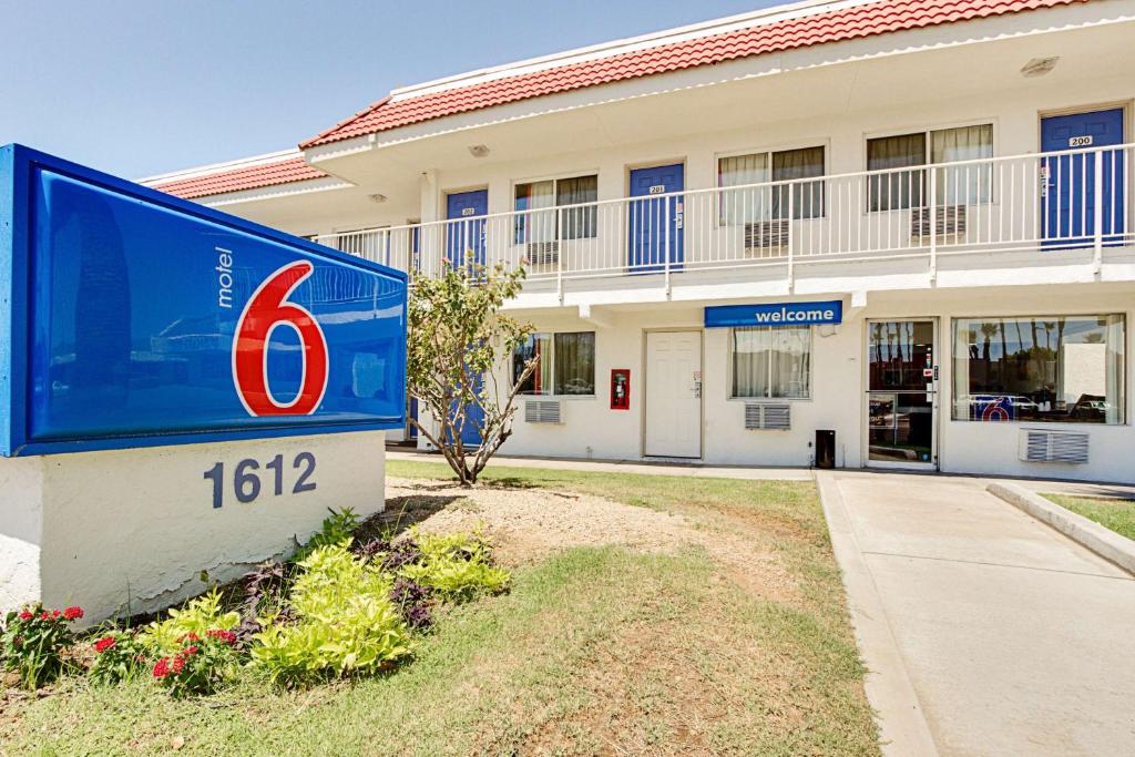 a building with a sign in front of it at Motel 6-Tempe, AZ - Scottsdale South in Tempe