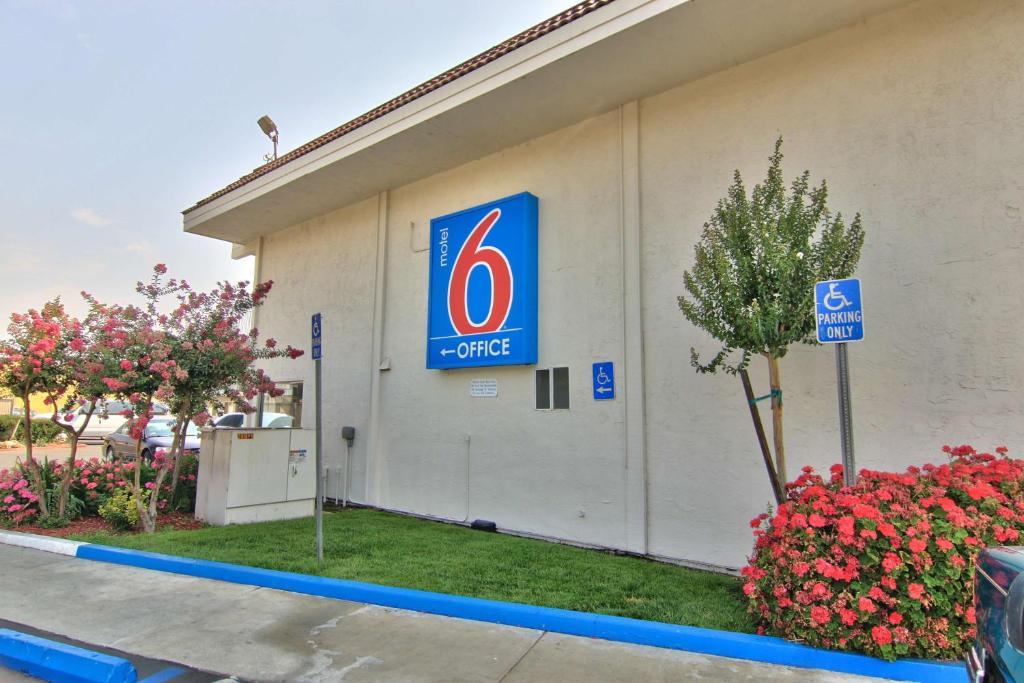 un edificio con un cartel en el costado en Motel 6-Sacramento, CA - Old Sacramento North, en Sacramento