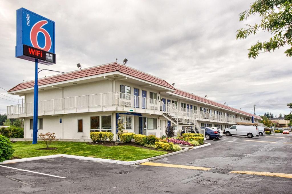 vista su un hotel con parcheggio di Motel 6-Everett, WA - South a Wintermutes Corner