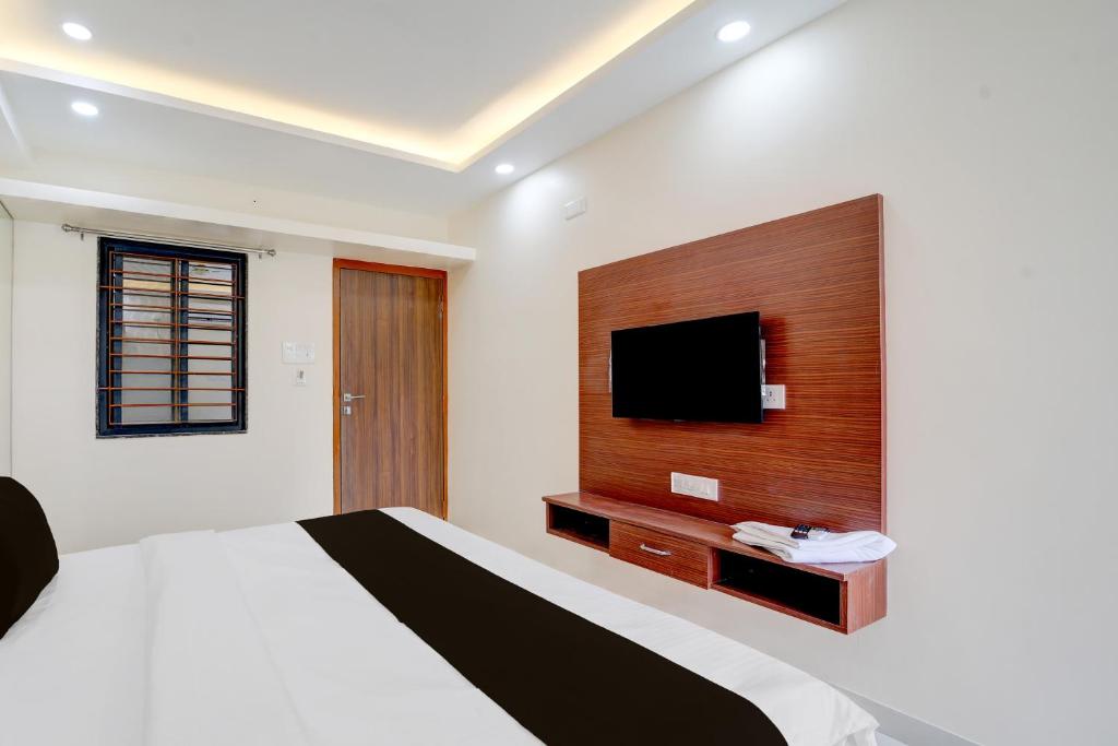 ein Schlafzimmer mit großem Bett und Flachbildfernseher in der Unterkunft Hotel O by OYO Shri Vinayak in Shamsgarh