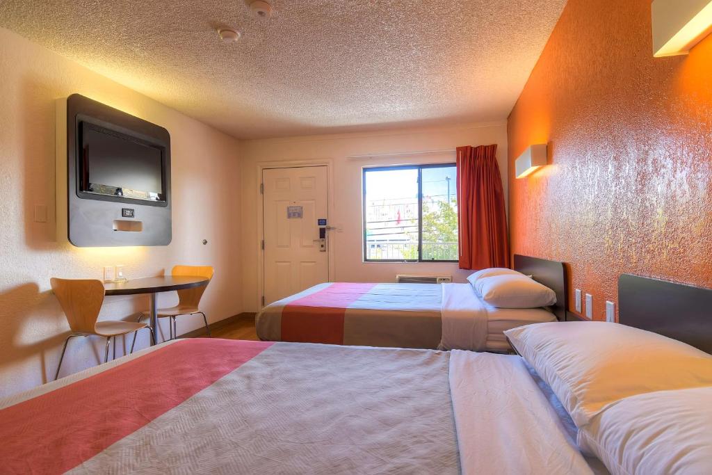Postel nebo postele na pokoji v ubytování Motel 6 Las Vegas, NV – I-15 Stadium
