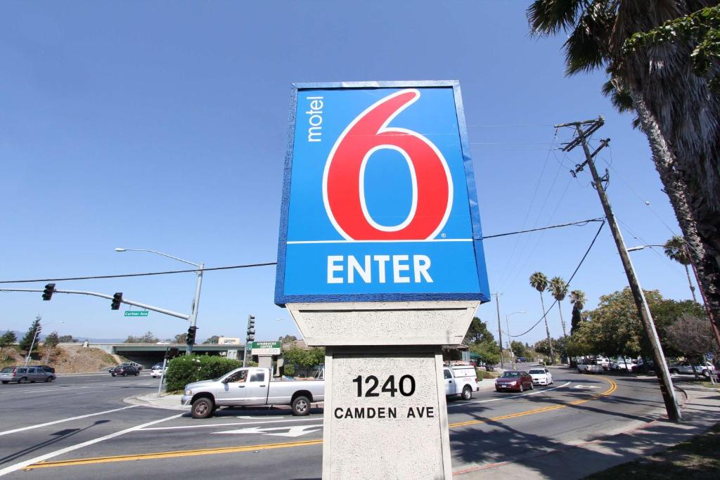 キャンベルにあるMotel 6-Campbell, CA - San Joseの通路セントガソリンスタンドの標識